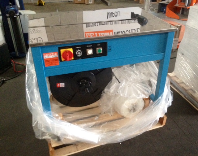 Reggiatrice Ergo.JPG Reggiatrice a banco - Fabbrica poltrone e sedie - Avezzano (AQ)